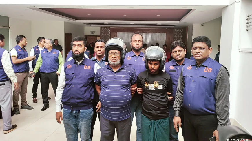 ৪টি আগ্নেয়াস্ত্র ও সহযোগীসহ চট্টগ্রামে আওয়ামী লীগ নেতা গ্রেপ্তার