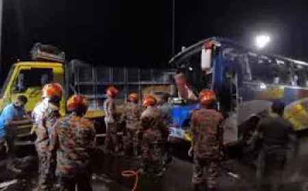 পদ্মা সেতুতে ট্রাকের পেছনে বাসের ধাক্কা, নিহত ২