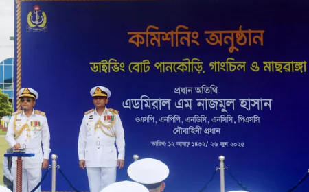 খুলনা শিপইয়ার্ডে ৩টি ডাইভিং বোট কমিশনিং করেছেন নৌবাহিনী প্রধান