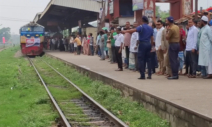 নরসিংদীতে ৩ আন্তঃনগর ট্রেনের যাত্রাবিরতির উদ্বোধন
