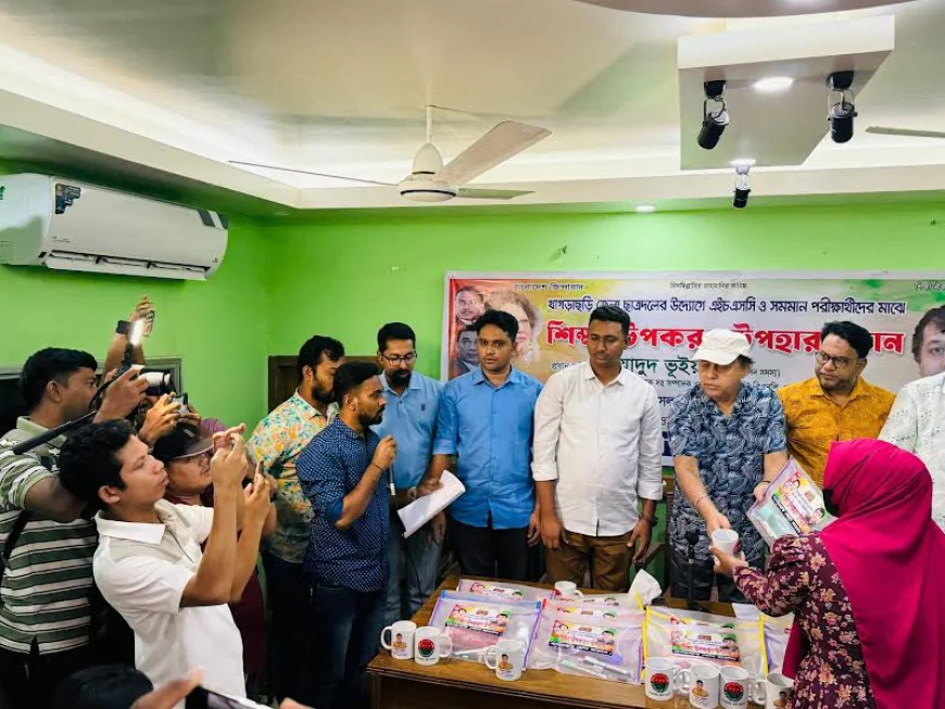 খাগড়াছড়িতে জেলা ছাত্রদলের উদ্যােগে এইচএসসি পরীক্ষার্থীদের মাঝে শিক্ষা উপকরণ বিতরণ।