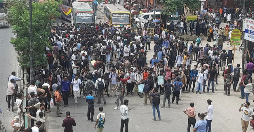 নতুন বাজারে সড়ক অবরোধ করেছে শিক্ষার্থীরা