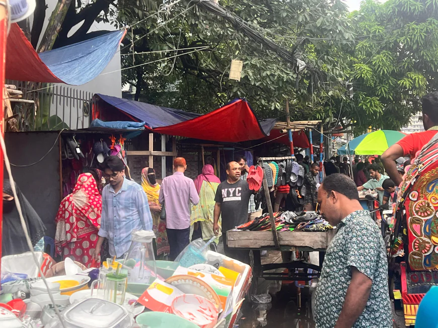 মিরপুর-১ চাইনিজের সামনে ফুটপাতে দোকান বসানোয় জনসাধারণের চলাচলে বিঘ্ন