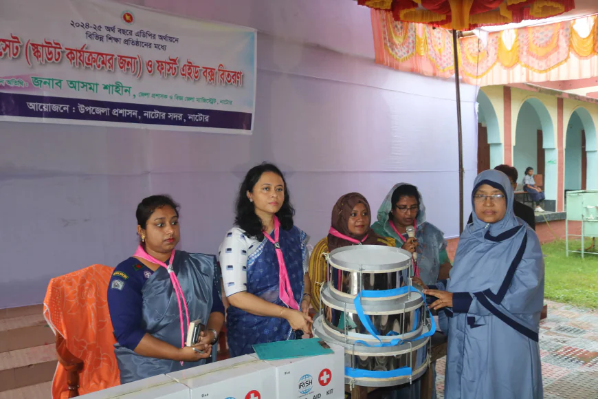 নাটোরে স্কাউট কার্যক্রমে সহায়ক উপকরণ বিতরণ