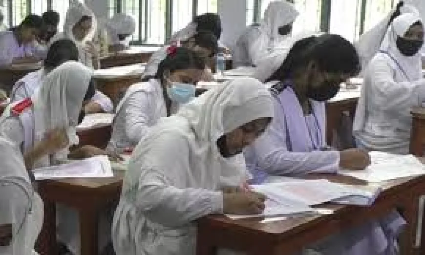 দুর্যোগপূর্ণ আবহাওয়া উপেক্ষা করে বাগেরহাটে এইচএসসি ও সমমান পরীক্ষা শুরু