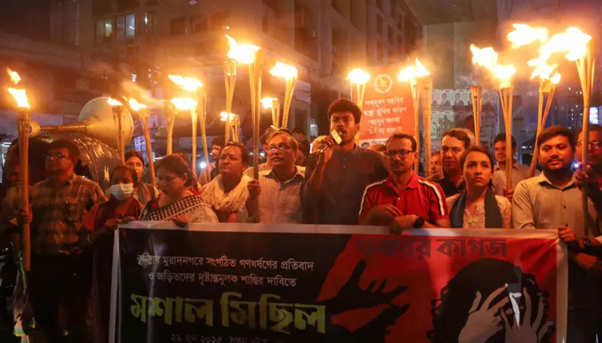 কুমিল্লার মুরাদনগরের ঘটনায় ঢাকা বিশ্ববিদ্যালয়ে মশালমিছিল