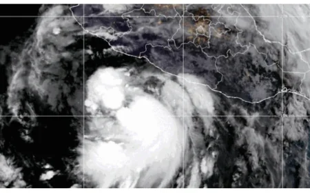 মেক্সিকোর উপকূলে ঘূর্ণিঝড় ফ্লসি শক্তিশালী হয়ে হারিকেনে পরিণত