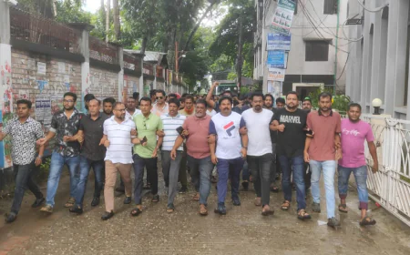 ফরিদপুরে এ কে আজাদের বাড়িতে চড়াও হলেন বিএনপি নেতাকর্মীরা