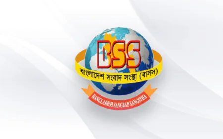 আশুলিয়ায় সাব রেজিস্ট্রারের পদত্যাগের দাবীতে দলিল লেখকদের মানববন্ধন