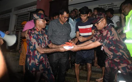 ফেনীতে বন্যার্তদের মাঝে বিজিবির খাদ্যসামগ্রী বিতরণ