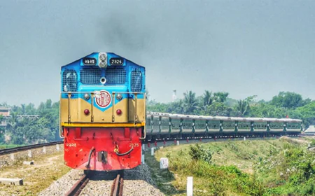 খুলনায় ট্রেন-ট্রাক সংঘর্ষে ছয় ঘণ্টা পর সারাদেশের সাথে রেল যোগাযোগ শুরু