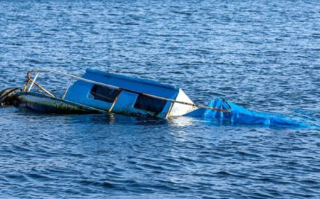 ইন্দোনেশিয়ায় নৌকাডুবিতে নিখোঁজ ১১