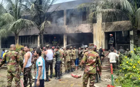 উত্তরায় বিমান বাহিনীর প্রশিক্ষণ বিমান বিধ্বস্ত