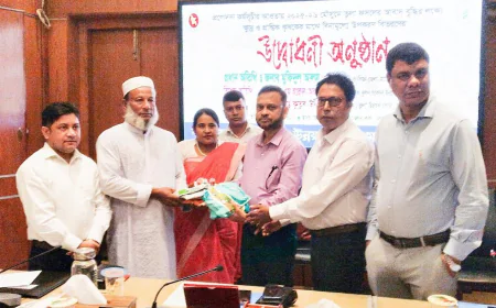 ময়মনসিংহে তুলা চাষিদের মাঝে কৃষি উপকরণ তুলে দেন-ডিসি মুফিদুল আলম