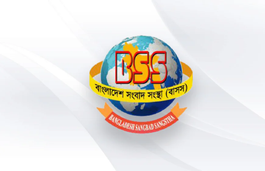 আশুলিয়ায় সাব রেজিস্ট্রারের পদত্যাগের দাবীতে দলিল লেখকদের মানববন্ধন