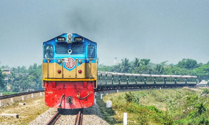 খুলনায় ট্রেন-ট্রাক সংঘর্ষে ছয় ঘণ্টা পর সারাদেশের সাথে রেল যোগাযোগ শুরু