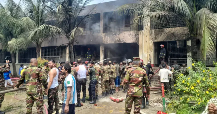 উত্তরায় বিমান বাহিনীর প্রশিক্ষণ বিমান বিধ্বস্ত