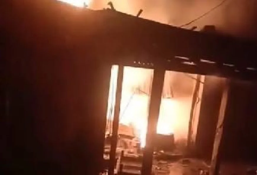 নেত্রকোণায় অগ্নিকাণ্ডে পাঁচটি দোকান পুড়ে ছাই