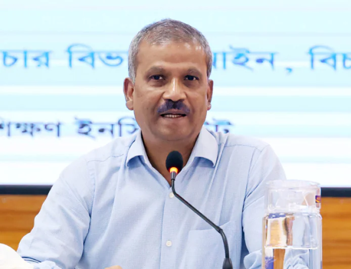 গুজব থেকে প্রবাসীদের সতর্ক থাকার আহ্বান উপদেষ্টা আসিফ নজরুলের