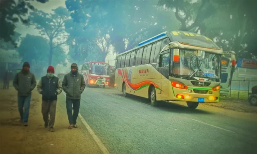 কুয়াশার চাদরে মোড়া লালমনিরহাট, গাড়ি চলছে হেডলাইটের আলোতে