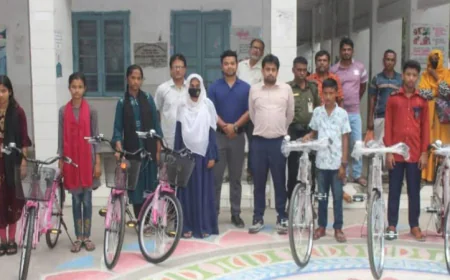খুলনায় শিক্ষার্থীদের মাঝে বাইসাইকেল বিতরণ