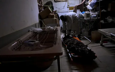 সুদানের যুদ্ধের ধ্বংসস্তূপে লাশ সামলানোর লড়াই