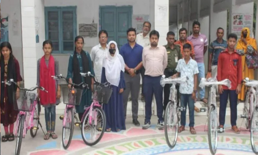 খুলনায় শিক্ষার্থীদের মাঝে বাইসাইকেল বিতরণ