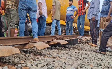 কোটচাঁদপুরে মালবাহী ট্রেন লাইনচ্যুত হয়ে খুলনা-উত্তরবঙ্গ রেল যোগাযোগ বন্ধ