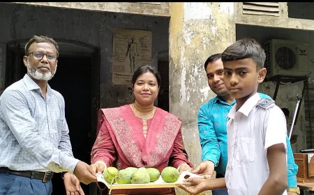 কোটচাঁদপুরে শিক্ষার্থীদের মাঝে আম বিতরণ