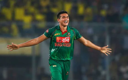 প্রথম বলেই উইকেট নিয়ে রেকর্ড বইয়ে তাসকিন