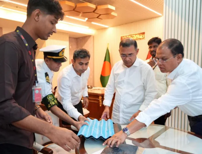 শিক্ষার্থী সাজ্জাদুলের উদ্ভাবিত পণ্য পরিদর্শন করলেন প্রধানমন্ত্রী