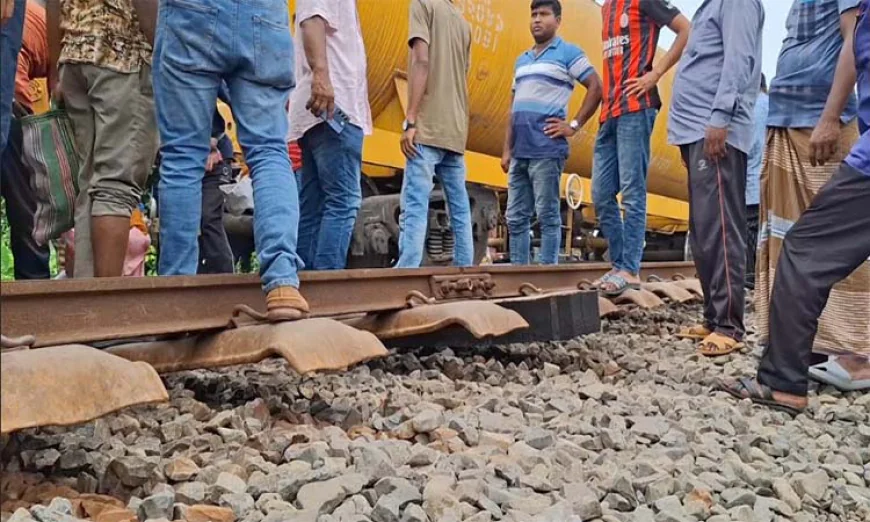 কোটচাঁদপুরে মালবাহী ট্রেন লাইনচ্যুত হয়ে খুলনা-উত্তরবঙ্গ রেল যোগাযোগ বন্ধ