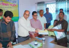 নেত্রকোণায় প্রান্তিক পেশাজীবীদের মাঝে চেক ও সনদপত্র বিতরণ
