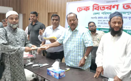 দিনাজপুরে শিক্ষা প্রতিষ্ঠানে ২৫ লাখ টাকার অনুদানের চেক হস্তান্তর