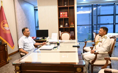 প্রধানমন্ত্রীর সঙ্গে বিদায়ী নৌবাহিনী প্রধানের সৌজন্য সাক্ষাৎ
