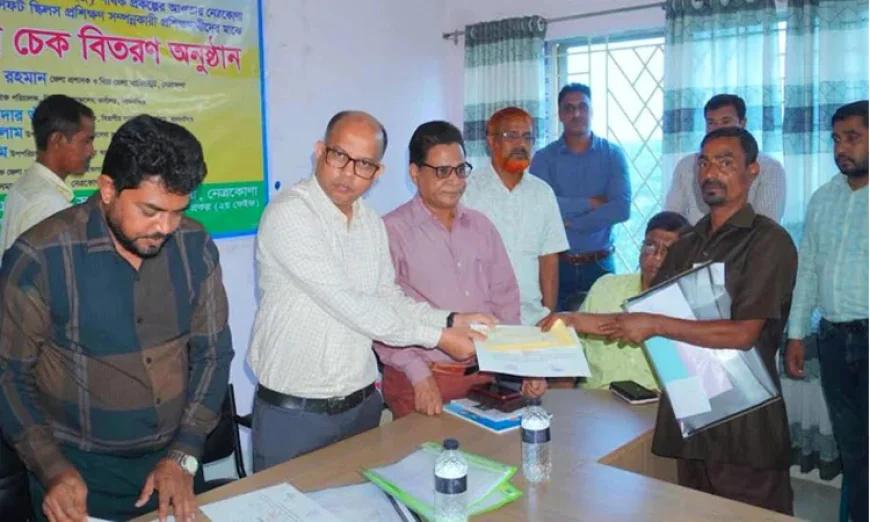 নেত্রকোণায় প্রান্তিক পেশাজীবীদের মাঝে চেক ও সনদপত্র বিতরণ