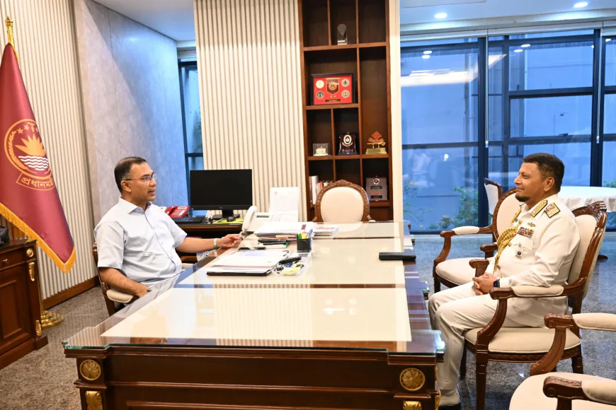 প্রধানমন্ত্রীর সঙ্গে বিদায়ী নৌবাহিনী প্রধানের সৌজন্য সাক্ষাৎ