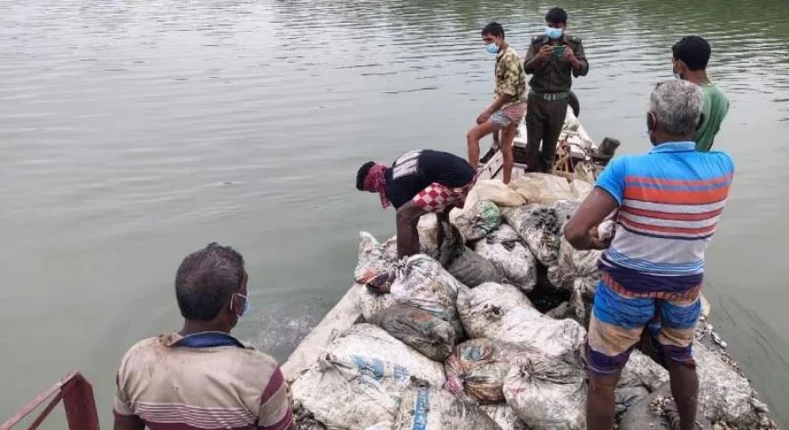 সাতক্ষীরায় জব্দ ঝিনুক সুন্দরবনের নদীতে অবমুক্ত