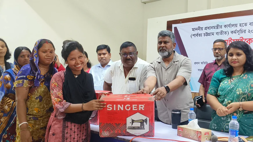 নওগাঁয় ক্ষুদ্র নৃ-গোষ্ঠীর মাঝে সহায়ক উপকরণ ও শিক্ষাবৃত্তি বিতরণ