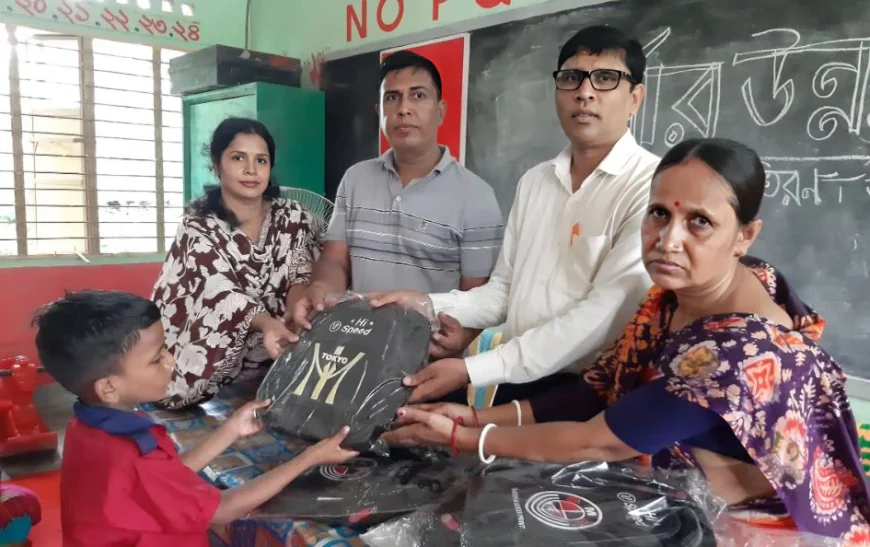 পঞ্চপল্লীতে প্রাক-প্রাথমিক শিক্ষার্থীদের মাঝে স্কুলব্যাগ বিতরণ