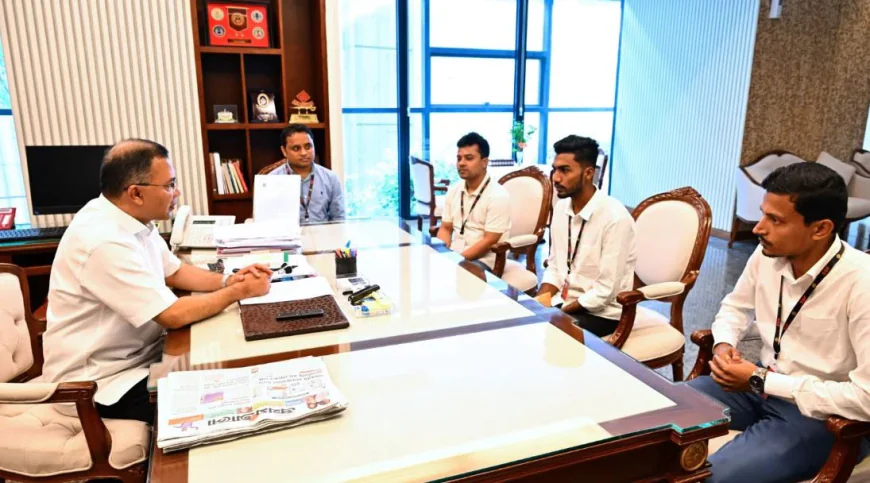 প্রধানমন্ত্রীর সঙ্গে জুলাই যোদ্ধা আজিজুর রহমানের সৌজন্য সাক্ষাৎ