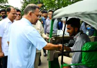 জুলাই যোদ্ধাসহ ৩ জনকে রিকশা উপহার দিলেন প্রধানমন্ত্রী