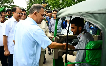 জুলাই যোদ্ধাসহ ৩ জনকে রিকশা উপহার দিলেন প্রধানমন্ত্রী