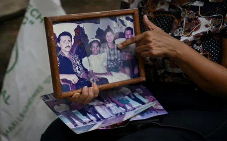ভূমিকম্পে স্বজন হারানো কলম্বীয়দের শেষ সম্বল ছবি ও স্মৃতি