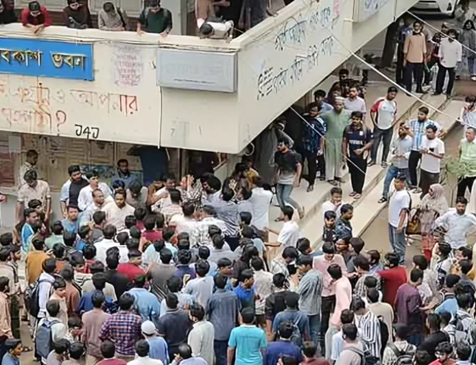 জকসু ভিপি-জিএসকে ক্যাম্পাস থেকে বের করে দিল ছাত্রদল