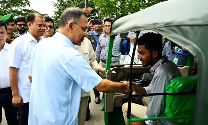 জুলাই যোদ্ধাসহ ৩ জনকে রিকশা উপহার দিলেন প্রধানমন্ত্রী