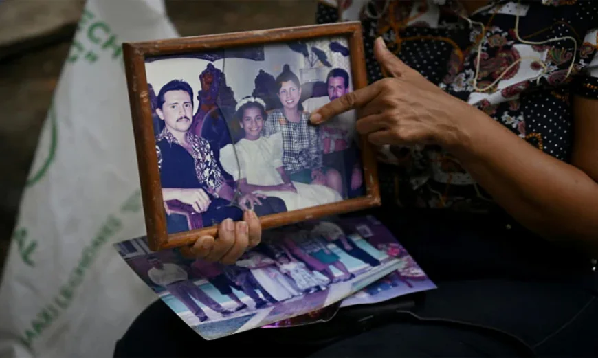 ভূমিকম্পে স্বজন হারানো কলম্বীয়দের শেষ সম্বল ছবি ও স্মৃতি