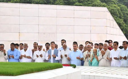 বিএনপির প্রতিষ্ঠাবার্ষিকীতে বাবা-মায়ের কবরে প্রধানমন্ত্রীর শ্রদ্ধা