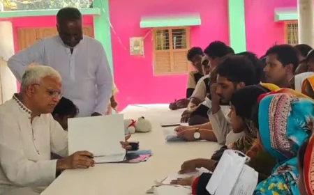 নিজ এলাকায় রোগী দেখলেন সমাজকল্যাণমন্ত্রী ডা. এ জেড এম জাহিদ