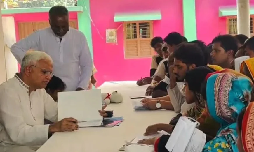 নিজ এলাকায় রোগী দেখলেন সমাজকল্যাণমন্ত্রী ডা. এ জেড এম জাহিদ